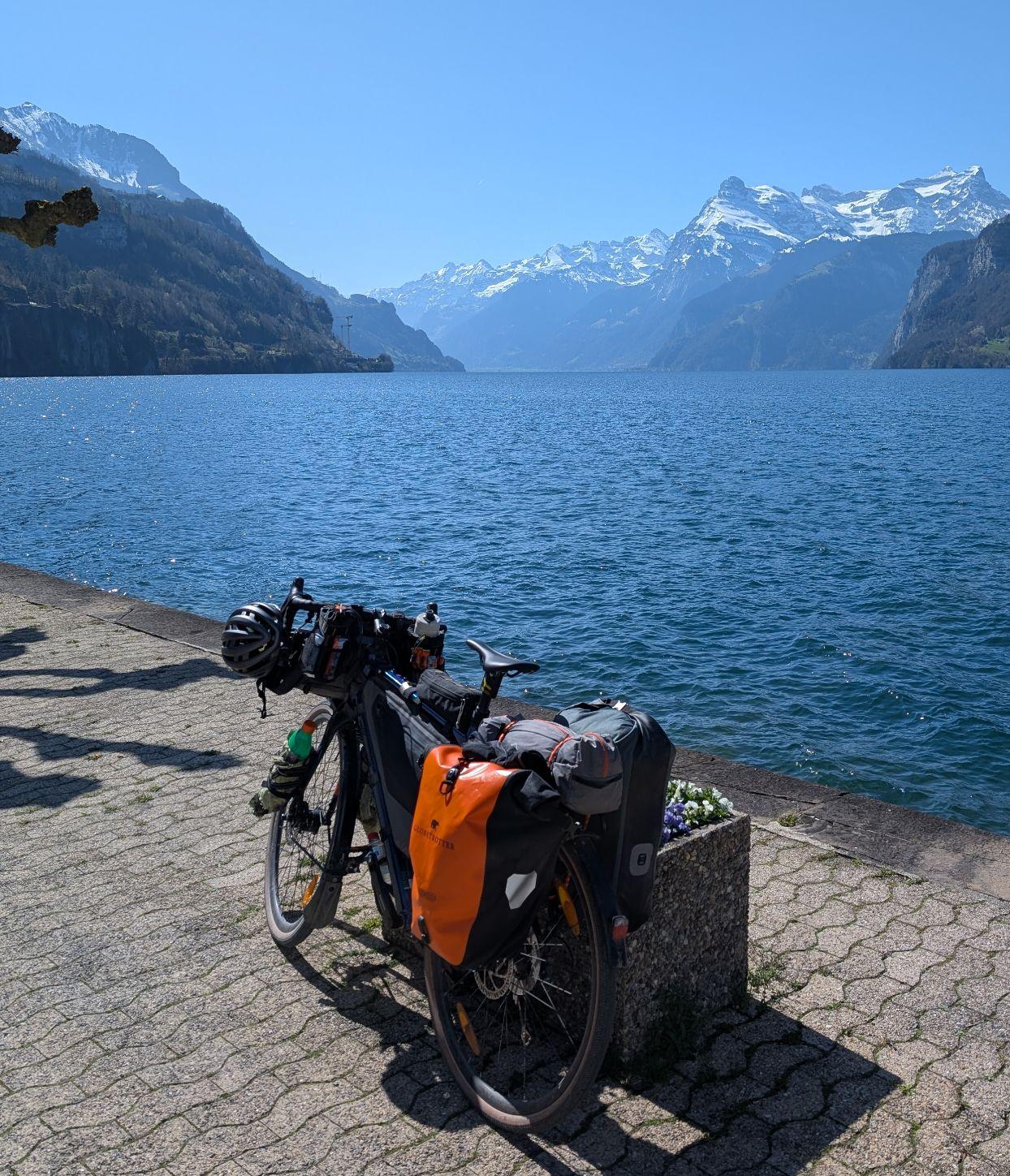 Voll beladenes Fahrrad